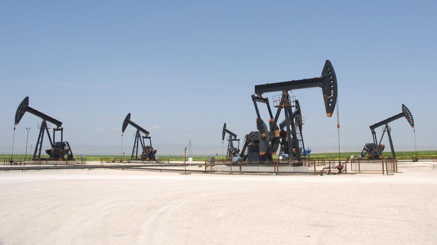 Oil pump jacks pump oil in Al-Jbessa oil field in Al-Shaddadeh town of Al-Hasakah governorate April 2, 2010.  REUTERS/Stringer (SYRIA - Tags: BUSINESS ENERGY) - GM1EA9B1T8R01